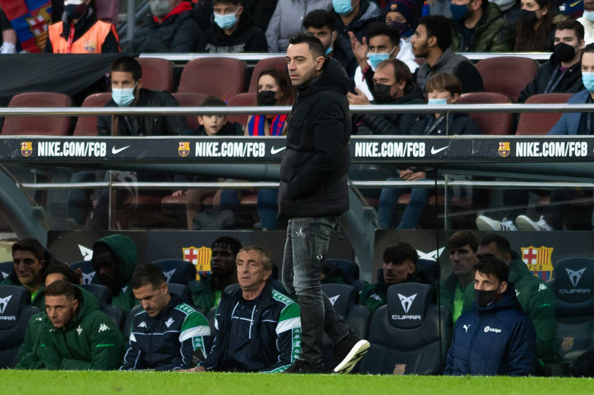 04 December 2021, Spain, Barcelona: Barcelona's Xavi Hernandez stands on the touchline during the Spanish La Liga soccer match between FC Barcelona and Real Betis at Camp Nou. Photo: Gerard Franco/DAX via ZUMA Press Wire/dpa.