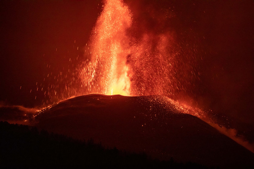 18 November 2021, Spain, La Palma: Smoke and Lava flow from the volcano in Cumbre Vieja area, during its eruption in La Palma on the Canary Islands. Photo: Kike Rincón/EUROPA PRESS/dpa.
