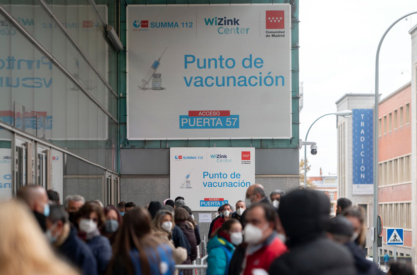 23 November 2021, Spain, Madrid: People queue outside the Wizink Center to receive their third dose of the COVID-19 vaccine. Photo: Alberto Ortega/EUROPA PRESS/dpa.