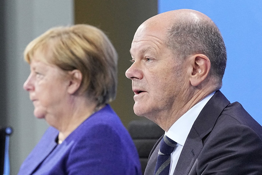 Acting German Chancellor Angela Merkel (L), and Olaf Scholz, Acting German Minister of Finance, take part in a press conference at the Federal Chancellery following the Chancellor's video conference with the Minister Presidents. Photo: Michael Kappeler/dpa POOL/dpa.