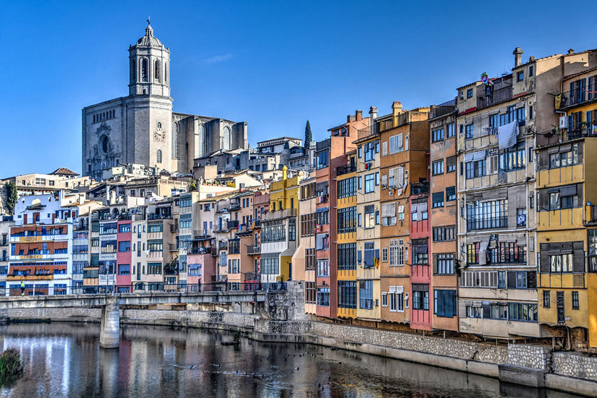 A general view of apartments overlooking the river in Girona, Catalonia. Photo: Pixabay.