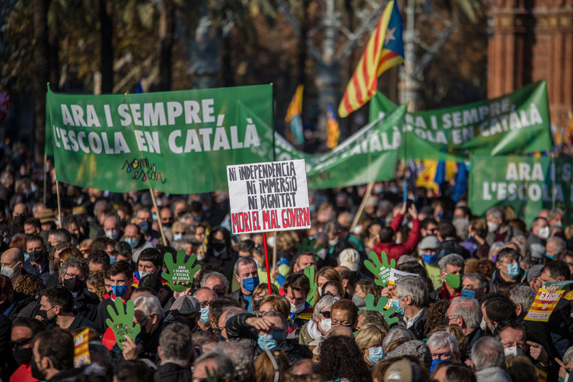 18 December 2021, Spain, Barcelona: People gather with signs and banners during a demonstration in support of an education system that guarantees the learning of the Catalan language in the schools of Catalonia. Photo: Lorena Sopêna/EUROPA PRESS/dpa.