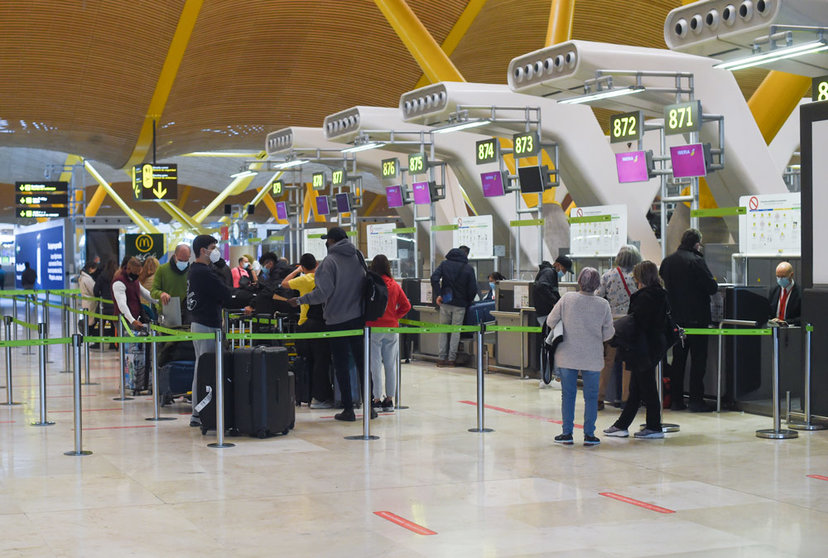 23 December 2021, Spain, Madrid: Travelers line up at the Iberia check-in counter at Madrid's Adolfo Suarez airport. Photo: Gustavo Valiente/EUROPA PRESS/dpa.