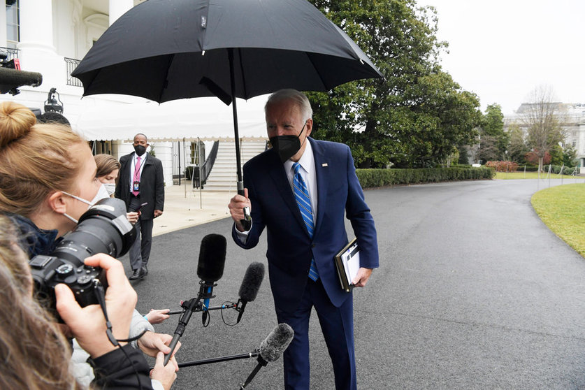 27 December 2021, US, Washington: US President Joe Biden speaks to the journalist about Coronavirus (Covid-19) pandemic before boarding to Marine One in route to Delaware at South Lawn/White House. Photo: Lenin Nolly/ZUMA Press Wire/dpa.