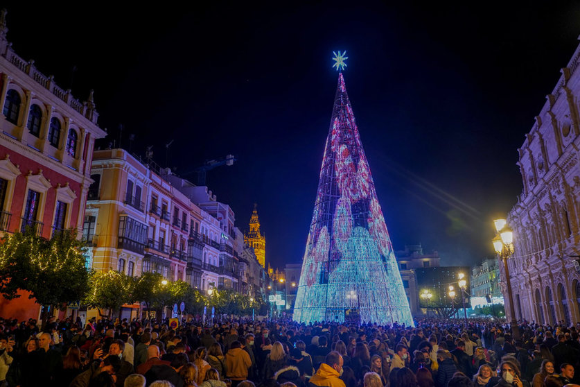 01 January 2022, Spain, Seville: People gather in front of the largest LED tree lights in the Plaza de San Francisco during the the New Year's Eve celebrations. Photo: Eduardo Briones/EUROPA PRESS/dpa.