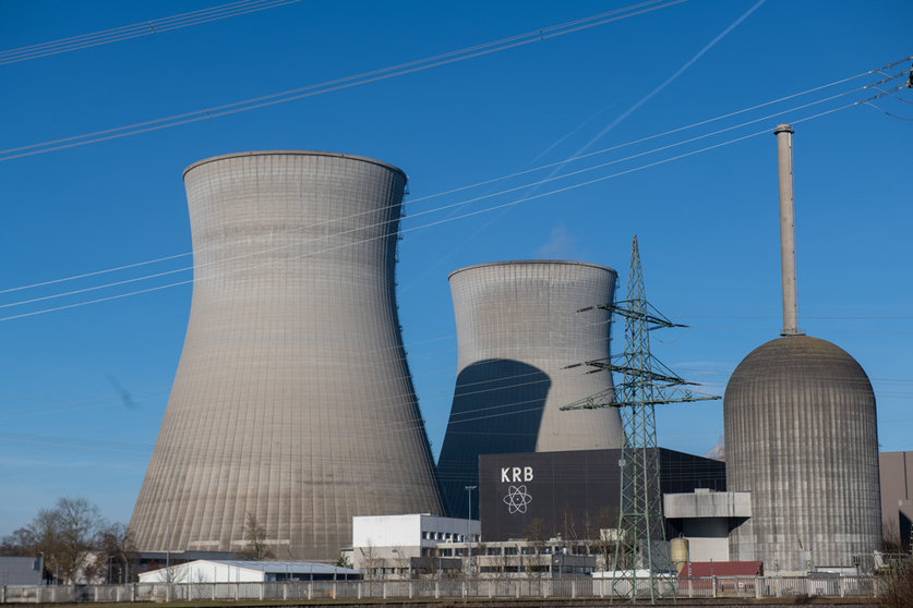 01 January 2022, Bavaria, Gundremmingen: No steam rises from the cooling towers of the Gundremmingen nuclear power plant, which shut down its operations on 31 December 2021 as part of the nuclear phase-out. Photo: Stefan Puchner/dpa.