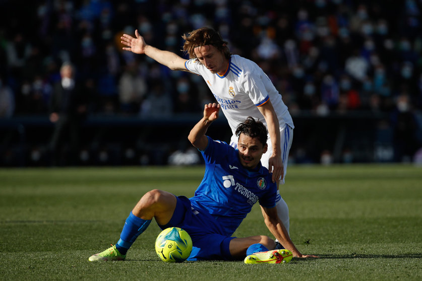 02 January 2022, Spain, Madrid: Getafe's Enes Unal (front) and Real Madrid's Luka Modric battle for the ball during the Spanish La Liga soccer match between Getafe CF and Real Madrid at Coliseum Alfonso Perez Stadium. Photo: -/Indira/DAX via ZUMA Press Wire/dpa.