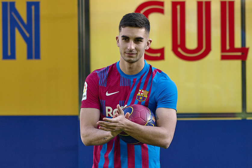 03 January 2022, Spain, Barcelona: Barcelona's new player Ferran Torres looks on during his official presentation ceremony at the Camp Nou stadium. Photo: Gerard Franco/DAX via ZUMA Press Wire/dpa.