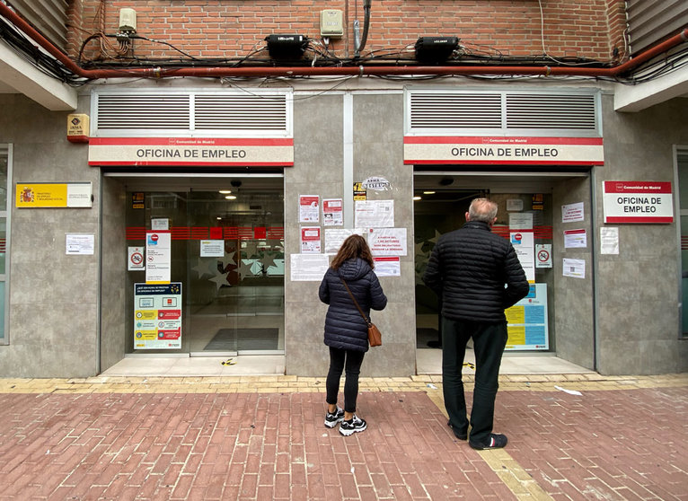 04 January 2022, Spain, Madrid: People stand outside an employment office in Madrid. Unemployment in Spain reached its lowest level in 14 years in 2021. Public Employment Service offices recorded a drop of 782,232 unemployed people (-20.1 percent) in 2021, the largest annual decline in the entire comparable historical series that began in 1996. Photo: Eduardo Parra/EUROPA PRESS/dpa.