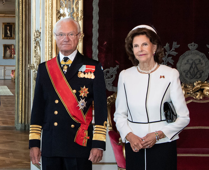 FILED - 07 September 2021, Sweden, Stockholm: King Carl XVI Gustaf and Queen Silvia of Sweden stand in the Royal Palace. Swedish royal couple have tested positive for the coronavirus, but only have mild symptoms, according to a statement issued by the royal family on Tuesday. Photo: Bernd von Jutrczenka/dpa.
