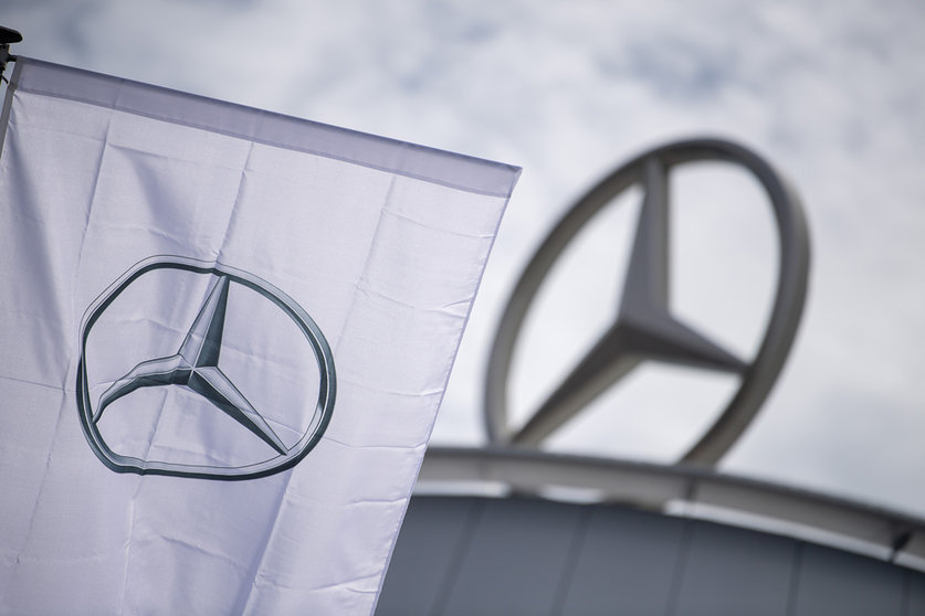 FILED - 16 February 2021, Baden-Wuerttemberg, Stuttgart: A flag with the logo of the Mercedes-Benz brand, the Mercedes star, flies in front of a company showroom. Mercedes-Benz said on Wednesday that it is recalling hundreds of thousands of cars due to a technical fault. Photo: Sebastian Gollnow/dpa.