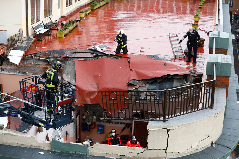 05 January 2022, Spain, Gijon: Firefighters work on the scene of a collapsed terrace at the San Vicente de Paul school where they are looking for trapped or injured people during the incident. Photo: Jorge Peteiro/EUROPA PRESS/dpa-