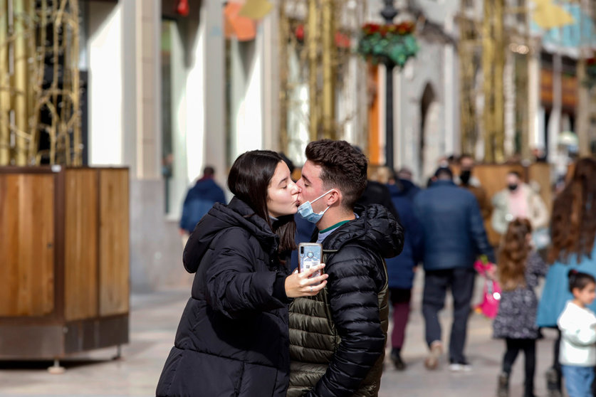 FILED - 26 December 2021, Spain, Malaga: A couple takes a selfie while kissing at the street in Malaga on a Christmas Sunday. Photo: Álex Zea/EUROPA PRESS/dpa.