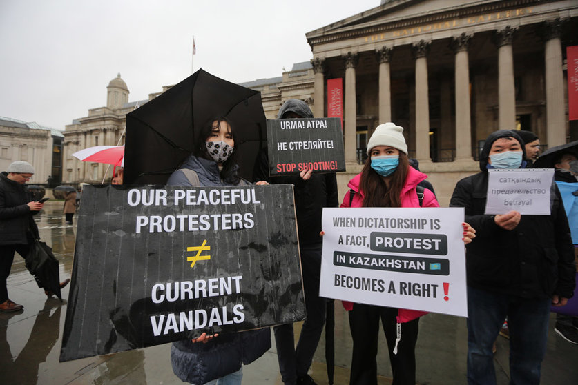 08 January 2022, United Kingdom, London: People take part in a protest at Trafalgar Square to show solidarity with demonstrators in Kazakhstan. The Central Asian country this week experienced the worst street protests since its independence from the Soviet Union three decades ago, with dozens of people killed in the unrest. Photo: Tayfun Salci/ZUMA Press Wire/dpa.