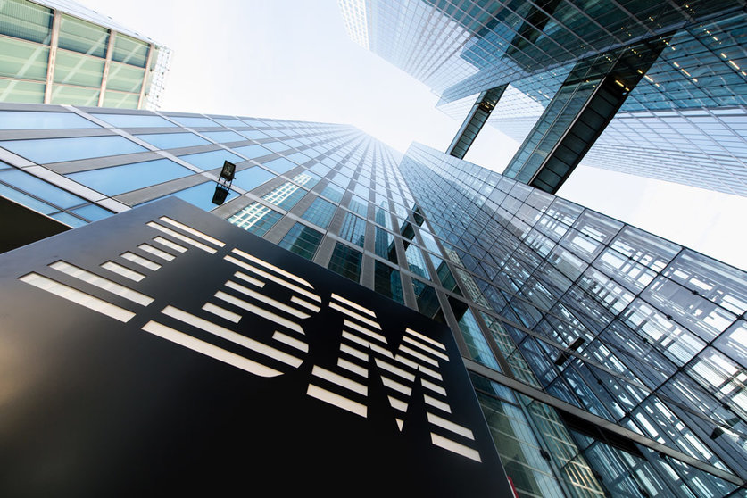 FILED - 06 March 2017, Bavaria, Munich: The IBM logo is seen on the entrance of the Highlight Towers. US multinational technology giant IBM has acquired Australian software provider Envizi. Photo: picture alliance / Matthias Balk/dpa.