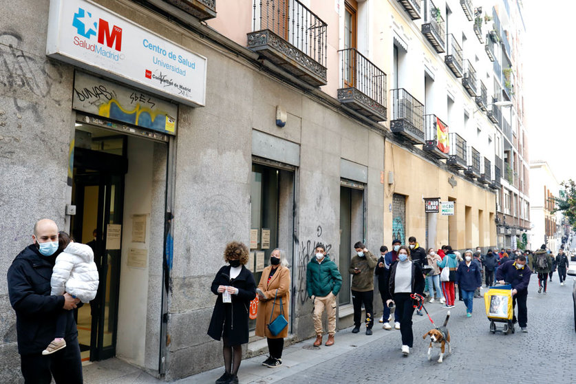 21 December 2021, Spain, Madrid: People queue for an antigen test outside a public health centre in Madrid. With the rise in Corona infections in recent weeks, and with family gatherings during the Christmas holidays, many people are opting for the antigen tests to prevent the spread of the virus. Photo: Cézaro De Luca/EUROPA PRESS/dpa.