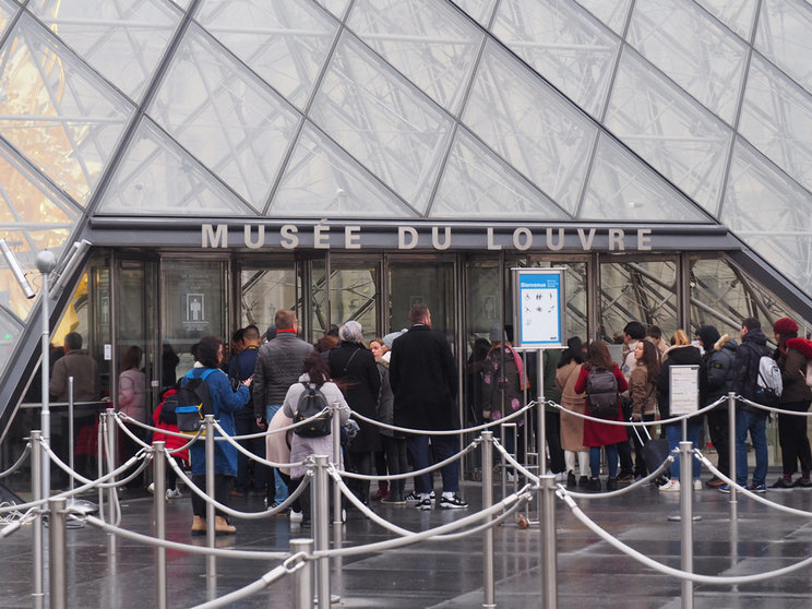FILED - Visitors stand in front of the Louvre Pyramid inside the museum courtyard. Photo: Christian Böhmer/dpa.