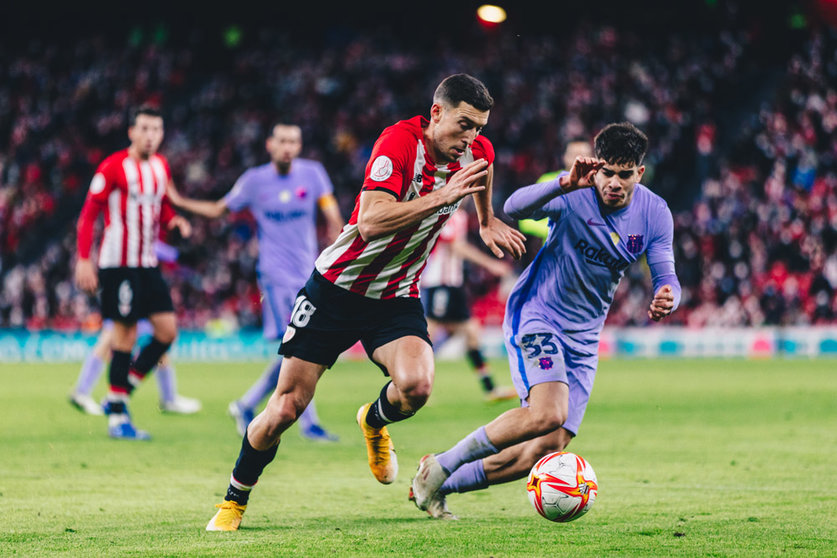 20 January 2022, Spain, Bilbao: Athletic Club's Oscar de Marcos (L) and Barcelona's Abde Ezzalzouli battle for the ball during the Spanish Cup (Copa del Rey) round of 16 soccer match between Athletic Club and FC Barcelona at San Mames stadium. Photo: Edu Del Fresno/ZUMA Press Wire/dpa.