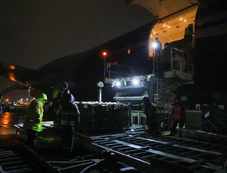 Unloading of military equipment sent by US to Ukraine by plane. Photo: @USEmbassyKyiv