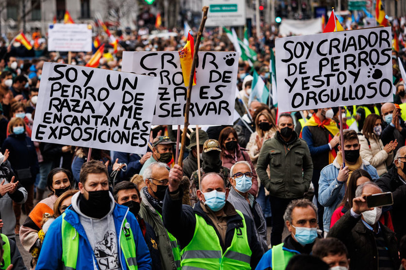 23 January 2022, Spain, Madrid: Demonstrators hold banners during a protest under the name of the 'Great Demonstration of the Rural World' against the government's agricultural, environmental and animal welfare policies. Photo: Alejandro Martínez Vélez/EUROPA PRESS/dpa.