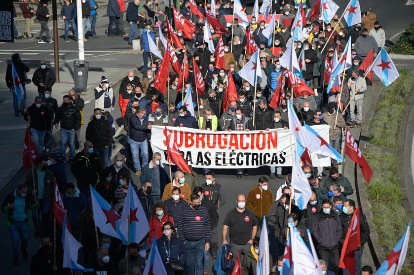 15 January 2022, Spain, A Coruna: People take part in a protest called by CIG-Industria of metal workers, from Plaza de Vigo to the headquarters of the Confederation of Employers in Plaza Luis Seoane, to demand a decent collective bargaining agreement. Photo: M. Dylan/EUROPA PRESS/dpa.