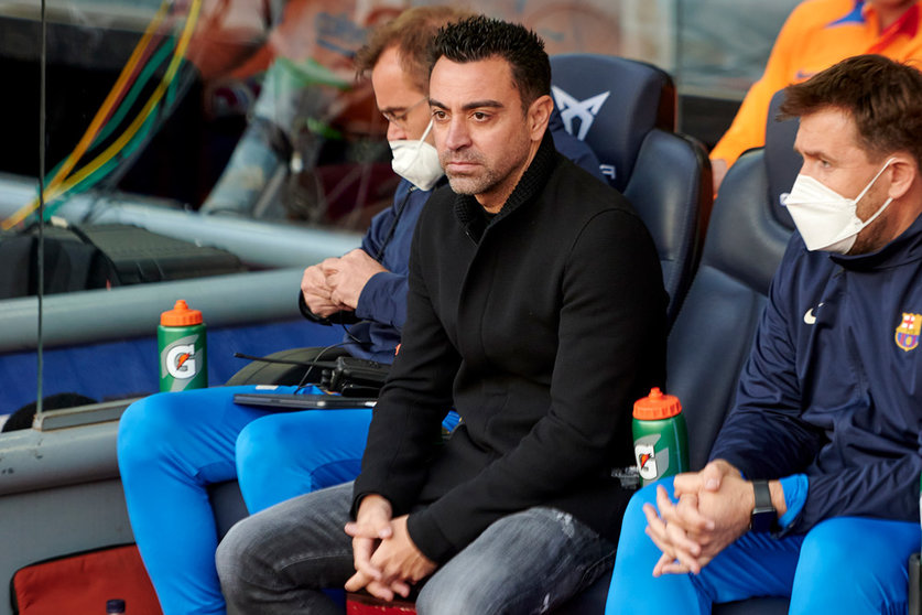 06 February 2022, Spain, Barcelona: Barcelona manager Xavi Hernandez sits on the bench during the Spanish LaLiga soccer match between FC Barcelona and Atletico de Madrid at Camp Nou. Photo: Gerard Franco/DAX via ZUMA Press Wire/dpa.