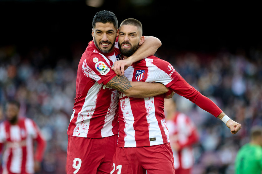 06 February 2022, Spain, Barcelona: Atletico de Madrid's Yannick Carrasco (R) celebrates scoring his side's first goal with teammate Luis Suarez during the Spanish LaLiga soccer match between FC Barcelona and Atletico de Madrid at Camp Nou. Photo: Gerard Franco/DAX via ZUMA Press Wire/dpa.