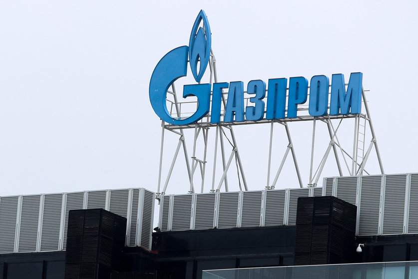 FILED - 03 March 2022, Russia, St. Petersburg: The Gazprom logo is seen on a branch of the Russian state-owned corporation in St. Petersburg. Gazprom said that Russia continues to deliver gas to Europe via Ukraine at normal levels. Photo: Igor Russak/dpa.