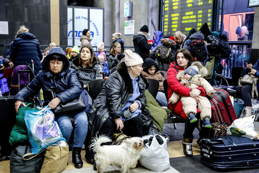 09 March 2022, Poland, Krakow: Ukrainian refugees wait in a hall after arriving at the main train station in Krakow, Poland. Millions of Ukrainians fled from their homeland while the Russian invasion enters its second week. Photo: Dominika Zarzycka/SOPA Images via ZUMA Press Wire/dpa.