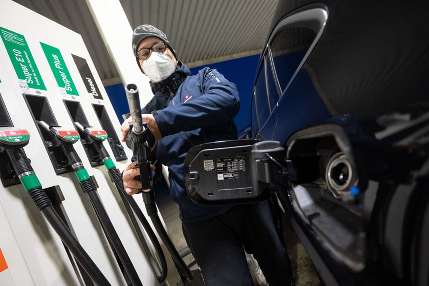10 March 2022, Baden-Wuerttemberg, Stuttgart: A customer at a gas station fills his car with diesel fuel. The war in Ukraine has caused fuel prices to rise above the two-euro threshold for the first time. Photo: Marijan Murat/dpa.