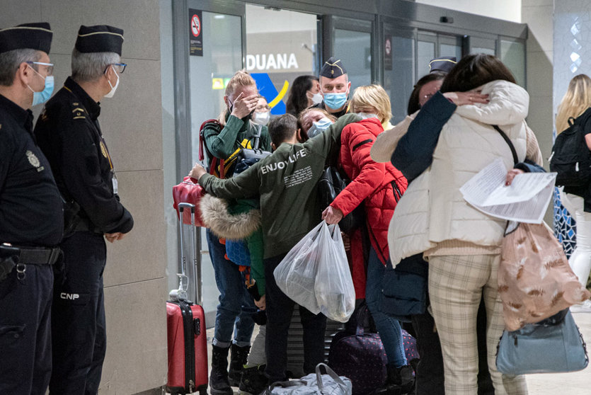 12 March 2022, Spain, Valencia: Relatives living in Valencia welcome Ukrainian refugees upon their arrival at Manises airport. Photo: Jorge Gil/EUROPA PRESS/dpa.