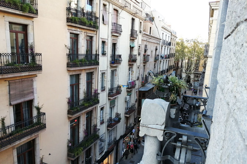 Facades of residential buildings in Barcelona. Photo: Ⓒ The Nomad Today.