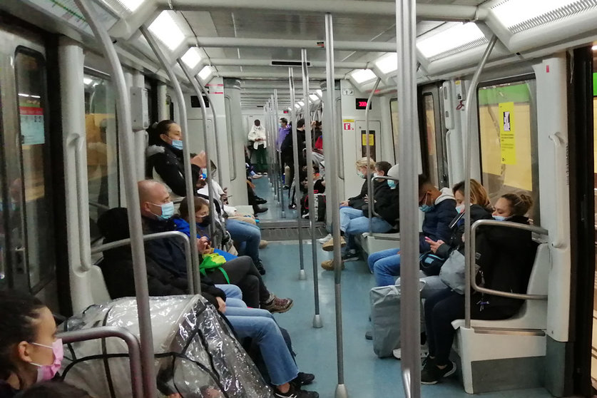 03/04/2022. Passengers with face shields in the Barcelona metro. Photo: Ⓒ The Nomad Today.