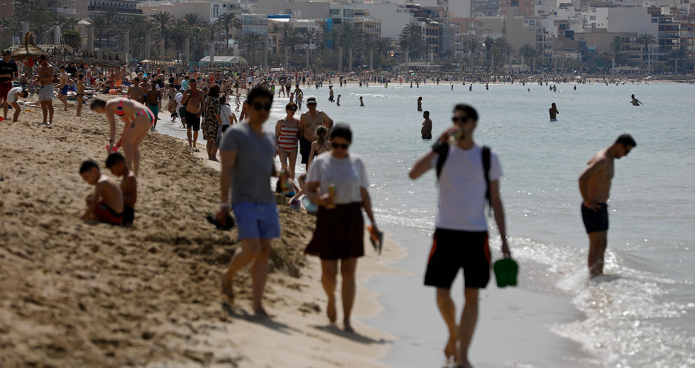 16 April 2022, Spain, Palma: Tourists chill on the beach of Arenal during the Easter week. Photo: Clara Margais/dpa.