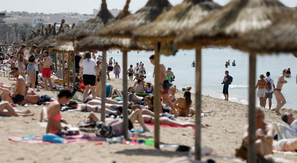 16 April 2022, Spain, Palma: Tourists chill on the beach of Arenal during the Easter week. Photo: Clara Margais/dpa.