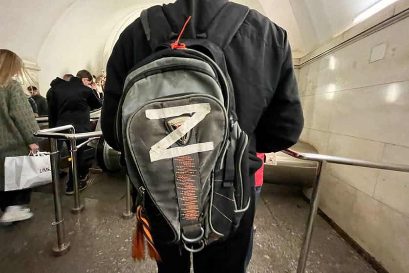 FILED - 18 March 2022, Russia, Moscow: A man carrying a backpack with the letter Z strolls through Moscow subway station. The Lithuanian parliament banned the use of the letter Z as it is often used to show support for Moscow's war on Ukraine in Russia and abroad. Photo: -/dpa.
