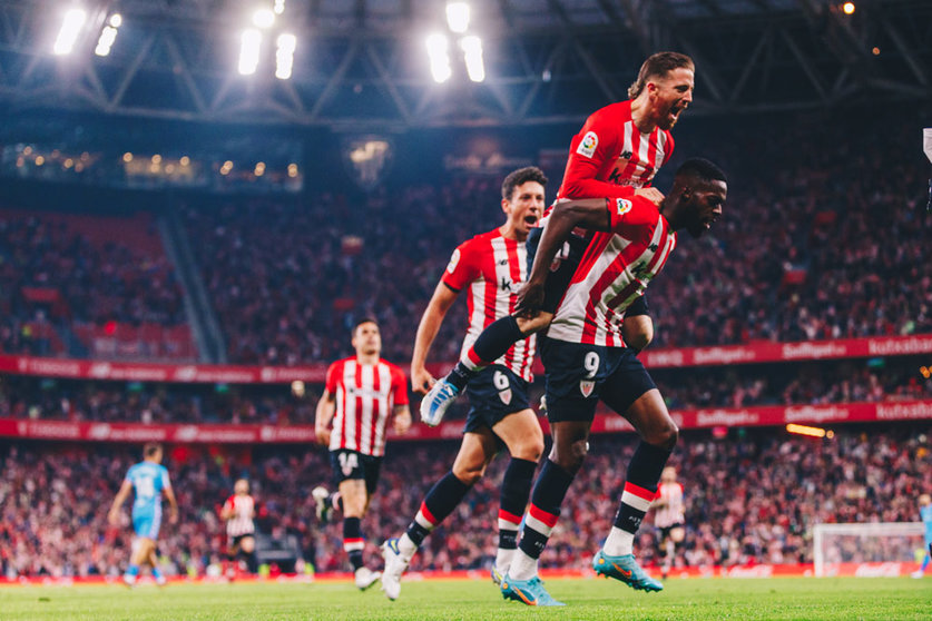 30 April 2022, Spain, Bilbao: Athletic Bilbao players celebrate scoring their side's first goal during the Spanish La Liga soccer match between Athletic Bilbao and Atletico Madrid at San Mames Stadium. Photo: Edu Del Fresno/ZUMA Press Wire/dpa.
