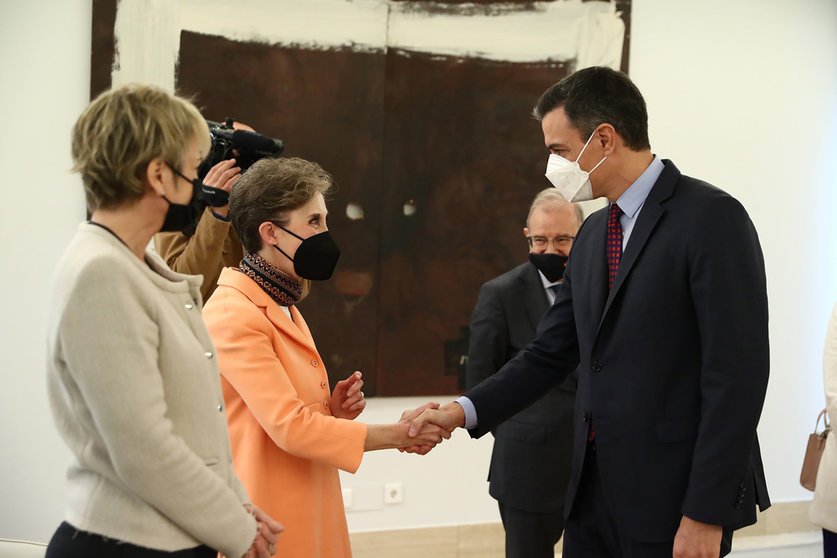 09/03/2022. Prime Minister Pedro Sánchez greets the Secretary of State and Director of the National Intelligence Center (CNI), Paz Esteban (2nd L), and the Secretary of State for Digitization and Artificial Intelligence, Carme Artigas, in the presence of the General Director of the Department of National Security, Miguel Ángel Ballesteros. Photo: La Moncloa.