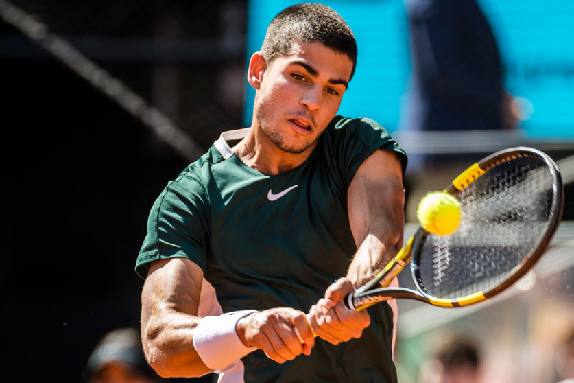 06 May 2022, Spain, Madrid: Spanish tennis player Carlos Alcaraz in action against Spain's Rafael Nadal during their men's singles quarter-final match of the Madrid Open tennis tournament at the Manolo Santana stadium. Photo: Matthias Oesterle/ZUMA Press Wire/dpa.