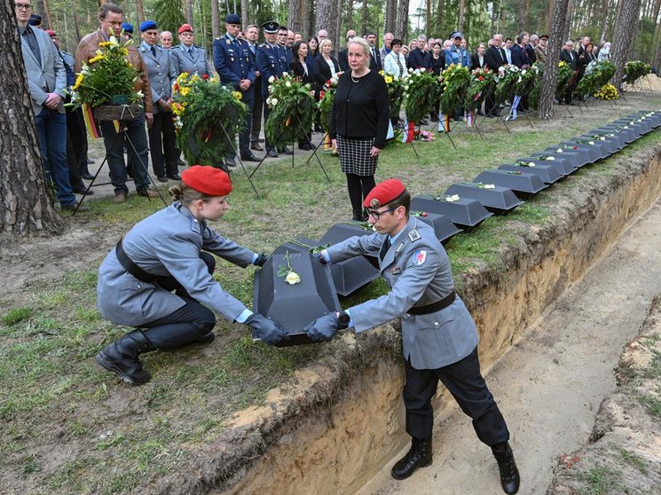05 May 2022, Brandenburg, Halbe: Boxes containing the remains of 86 German soldiers are buried at Germany's largest war grave-site nearly 77 years after the end of WWII during a memorial service organized by the German War Graves Commission at the Waldfriedhof. Photo: Patrick Pleul/dpa.