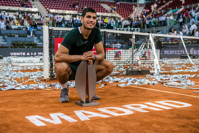 08 May 2022, Spain, Madrid: Spanish tennis player Carlos Alcaraz celebrates with the trophy after defeating German Alexander Zverev in their men's singles final match of the Madrid Open tennis tournament at the Manolo Santana stadium. Photo: Matthias Oesterle/ZUMA Press Wire/dpa.