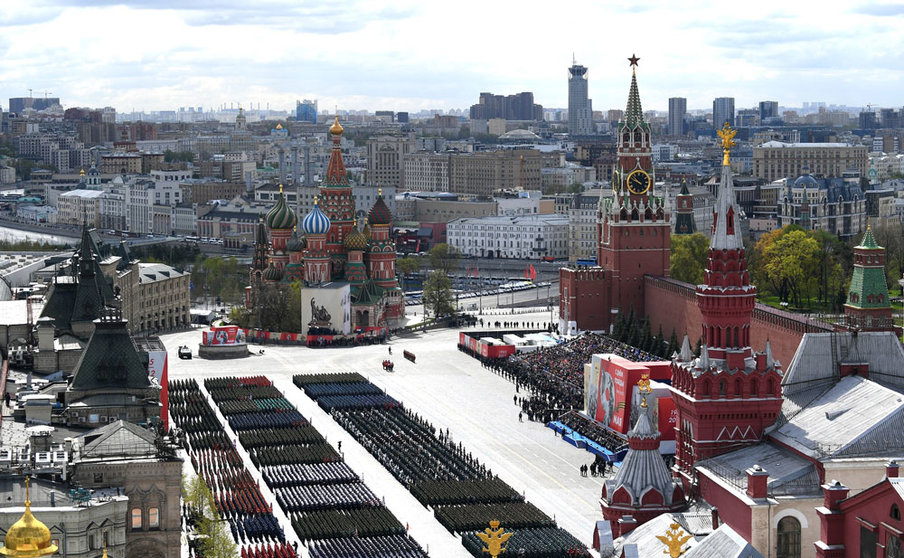 HANDOUT - 09 May 2022, Russia, Moscow: An aerial view of the Victory Day military parade on Red Square in central Moscow that marking the Russian celebration of the 77th anniversary of the victory over Nazi Germany during World War II. Photo: -/Kremlin/dpa - ATTENTION: editorial use only and only if the credit mentioned above is referenced in full.