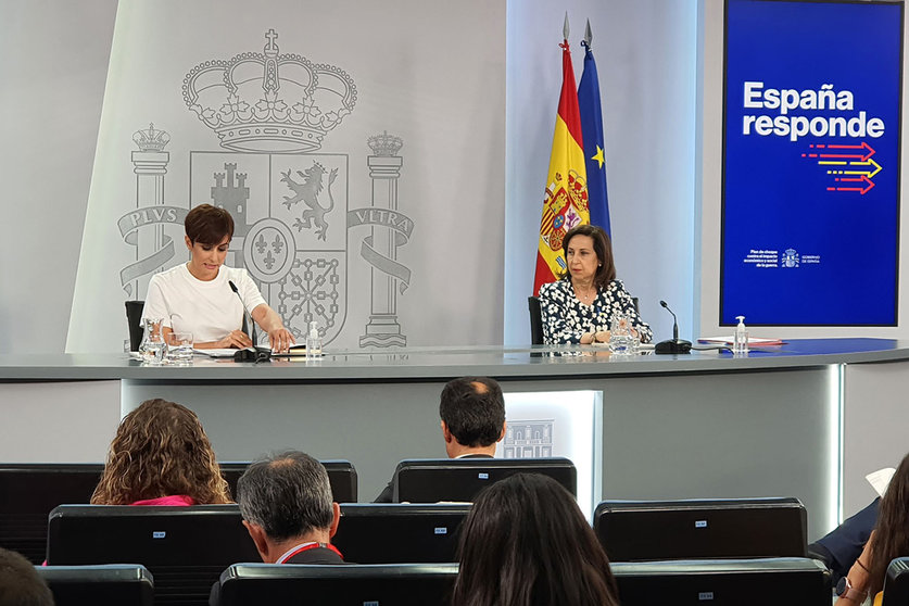10/05/2022. The Minister for Territorial Policy and Government Spokesperson, Isabel Rodríguez, and the Minister for Defence, Margarita Robles, during her speech at the press conference after the Council of Ministers. Photo: La Moncloa.