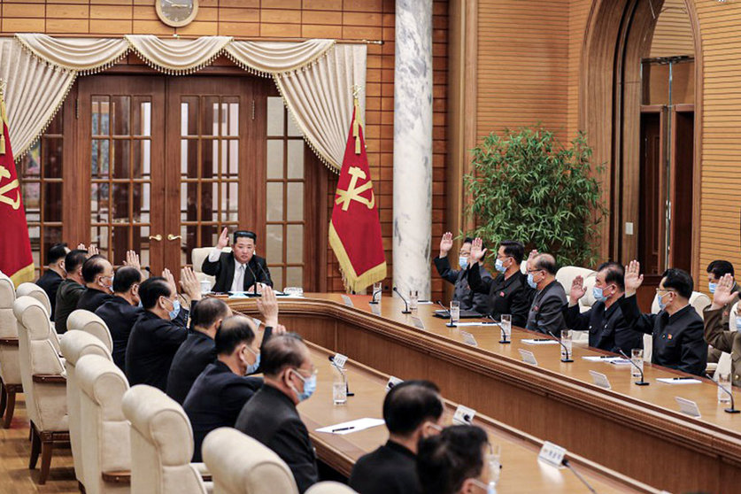 HANDOUT - 12 May 2022, North Korea, Pyongyang: A picture provided by the North Korean state news agency (KCNA) on 12 May 2022, shows North Korean leader Kim Jong-un (C) presides over a politburo meeting of the Workers' Party at the headquarters of the party's Central Committee, over the discovery of the North's first case of the omicron variant of COVID-19 on 08 May 2022. Photo: -/KCNA/dpa - ATTENTION: editorial use only and only if the credit mentioned above is referenced in full.