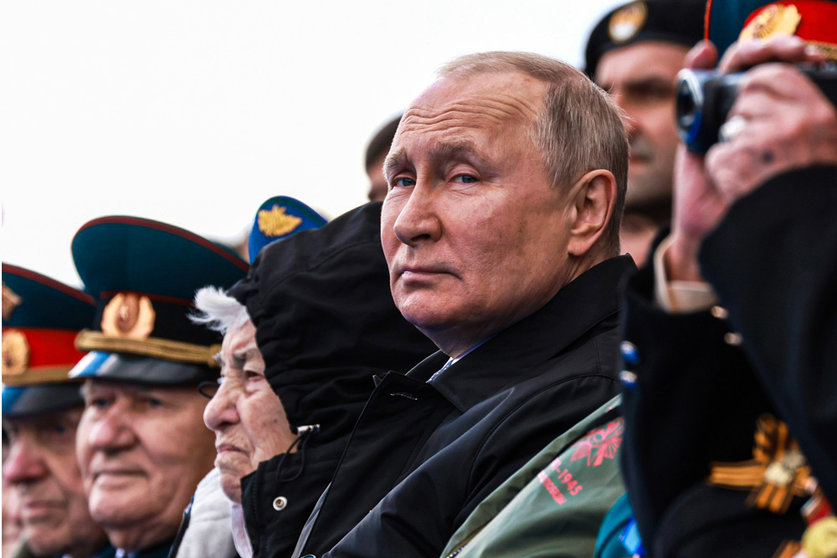 FILED - 09 May 2022, Russia, Moscow: Russian President Vladimir Putin (C) watches the Victory Day military parade marking the 77th anniversary of the victory over Nazi Germany during World War II at Red Square in central Moscow. Photo: -/Kremlin/dpa.