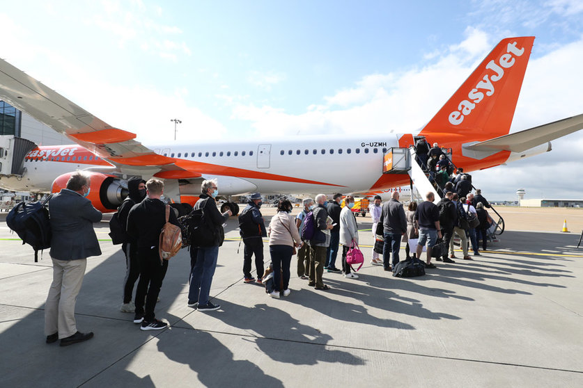 FILED - 17 May 2021, United Kingdom, Gatwick: Passengers prepare to board an easyJet flight to Faro, Portugal, at Gatwick Airport in West Sussex. Budget airline EasyJet announced higher revenues and a narrower loss for the first half of the year on Thursday, despite fuel price concerns, as the travel industry continues its recovery from the pandemic. Photo: Gareth Fuller/PA Wire/dpa.