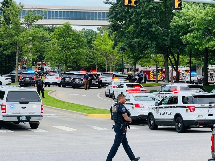 01 June 2022, US, Tulsa: Police officers work at the crime scene after multiple people were shot inside a Tulsa medical building. Four people, including the gunman, were killed after the gunman opened fire, authorities said. Photo: Tulsa Police Deparment/ZUMA Press Wire Service/dpa.