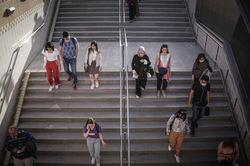 30 May 2023, Turkey, Ankara: People walk without face masks towards a subway station after the ban on masks in public transportation in Turkey was lifted. Photo: Tunahan Turhan/SOPA Images via ZUMA Press Wire/dpa.