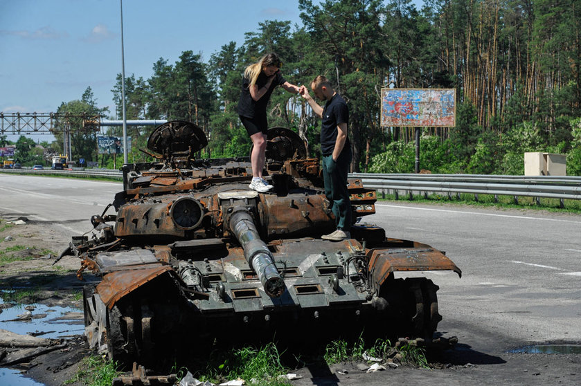 03 June 2022, Ukraine, Kiev: People inspect a destroyed Russian army tank about 40 km west of Kiev. 03 June is the 100th day of Russia's all-out war against Ukraine. Photo: Sergei Chuzavkov/SOPA Images via ZUMA Press Wire/dpa.