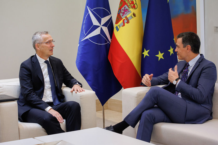 30 May 2022, Spain, Madrid: Spanish Prime Minister Pedro Sanchez (R) speaks with NATO Secretary-General Jens Stoltenberg during their meeting at the Moncloa Palace. Photo: Alejandro Martínez Vélez/EUROPA PRESS/dpa.